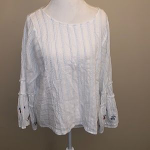 Vince Camuto white linen too worn blue strips and floral embroidered bell sleeve